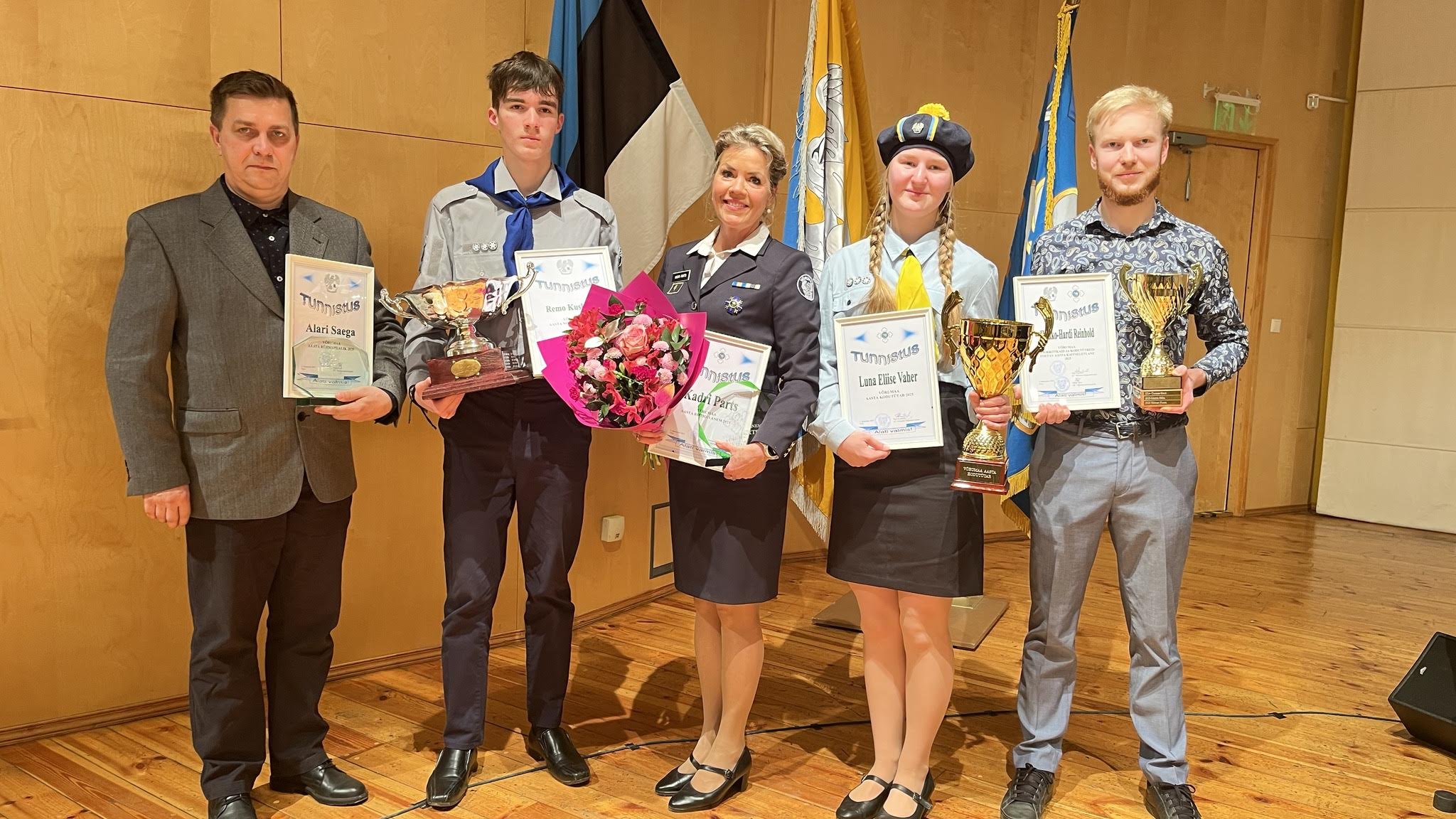 Tunnustuse pälvinud Alari Saega (vasakult), Remo Kuslapuu, Kadri Parts, Luna Eliise Vaher, Heikko-Hardi Reinhold. Foto: VÕRUMAA KODUTÜTRED JA NOORED KOTKAD
